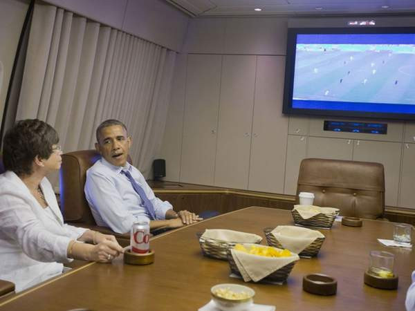 Ông Barack Obama và cố vấn cấp cao Valerie Jarrett (trái) ngồi xem trận đấu World Cup giữa Mỹ và Đức khi trên đường tới Minnepolis năm 2014. Ảnh: Independent.