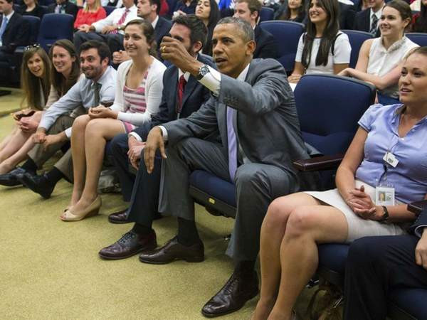 Tổng thống Mỹ khi đó Barack Obama chăm chú theo dõi trận đấu giữa đội tuyển Mỹ và Bỉ trong khuôn khổ World Cup 2014. Ảnh: Independent.