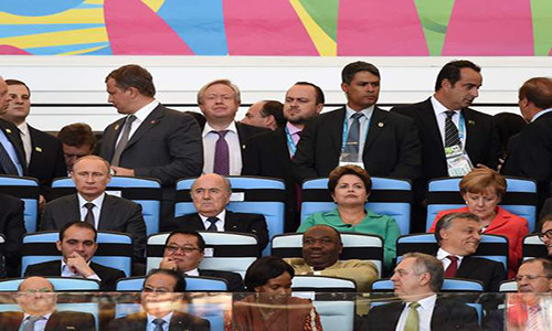 Hàng ghế thứ ba (từ trái sang): Tổng thống Putin, Chủ tịch FIFA Sepp Blatter, Tổng thống Brazil khi đó là bà Dilma Rousseff, Thủ tướng Đức Angela Merkel theo dõi trận đấu chung kết World Cup 2014 tại sân vận động Maracana ở thành phố Rio de Janeiro. Kết quả, Đức giành chiến thắng trước Argentine với tỷ số 1-0. Ảnh: Ảnh: Independent.