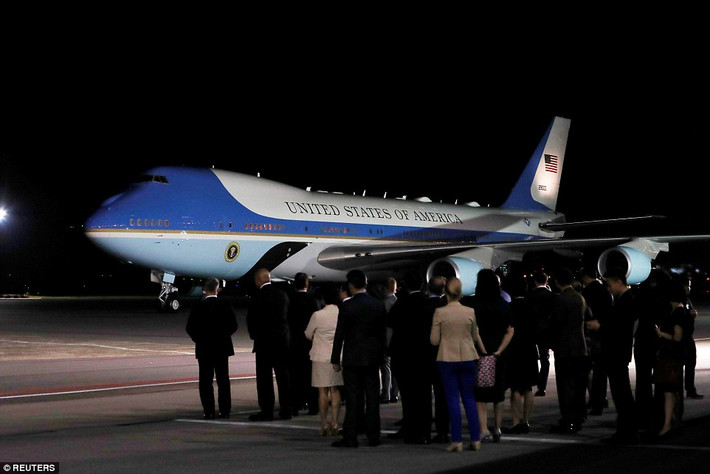 Rất nhiều người đón Tổng thống Trump tại căn cứ không quân Paya Lebar. Ảnh: Reuters.