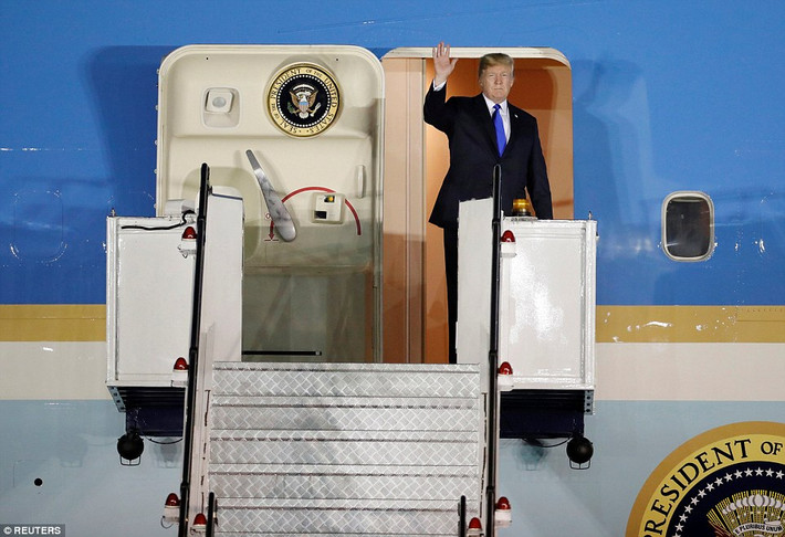 Tổng thống Trump cũng ca ngợi sự chuyên nghiệp của Singapore và cám ơn nước này vì sự chuẩn bị chu đáo cho cuộc gặp thượng đỉnh Mỹ-Triều. Ông chủ Nhà Trắng cho biết "mọi việc có thể diễn ra rất tốt đẹp" trong cuộc gặp với nhà lãnh đạo Triều Tiên Kim Jong-un ngày mai (12/6) .Ảnh: Reuters.