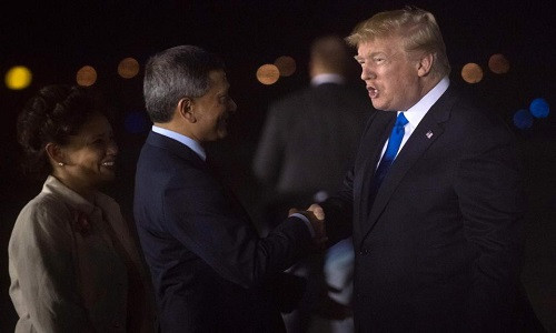 Tổng thống Trump bắt tay Ngoại trưởng Singapore Vivian Balakrishnan. Ảnh: The Sun.