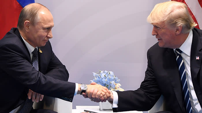 Tổng thống Trump (phải) bắt tay Tổng thống Nga Vladimir Putin trong cuộc gặp bên lề Hội nghị thượng đỉnh G20 tại Hamburg, Đức, ngày 7/7/2017. Ảnh: FT.