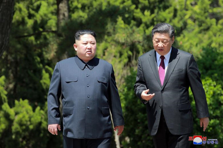Chỉ trong vòng hơn một tháng qua, ông Kim Jong-un đã hai lần tới thăm Trung Quốc và hội đàm với Chủ tịch Tập Cận Bình. Chuyến thăm Trung Quốc lần thứ hai của ông Kim Jong-un trong năm nay vào hồi tháng 5/2018, diễn ra trước thềm Hội nghị thượng đỉnh Mỹ-Triều, chứng tỏ Triều Tiên "đề cao" Trung Quốc và muốn nước này đóng vai trò lớn hơn trong quá trình phi hạt nhân hóa bán đảo (Triều Tiên). Ảnh: Reuters.