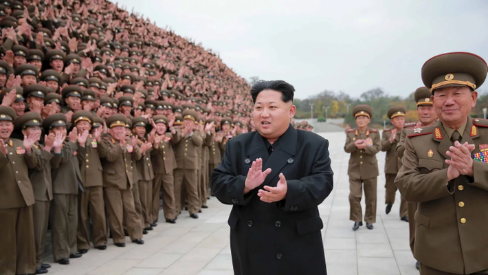 Với những động thái tích cực gần đây của Triều Tiên, nhà lãnh đạo Kim Jong-un cũng đang trở nên nổi bật trong giới nguyên thủ quốc tế. Năm 2011, Chủ tịch Kim Jong-il qua đời và ông Kim Jong-un chính thức trở thành lãnh đạo Triều Tiên. Ảnh: Reuters.
