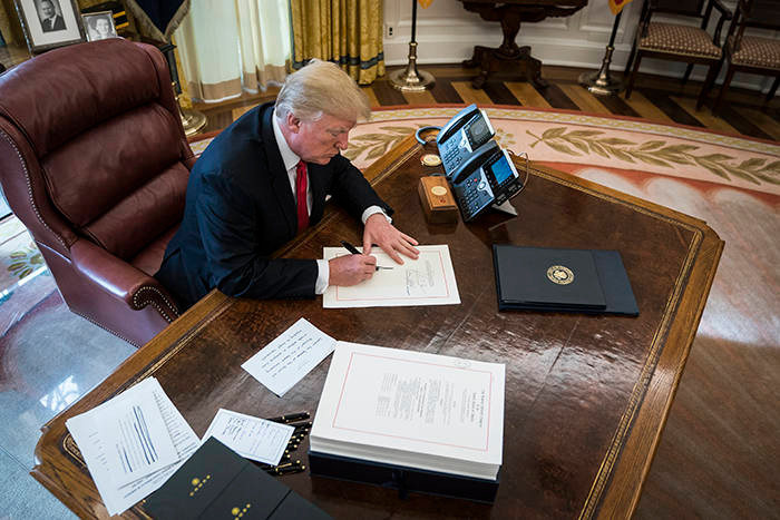Trong thông báo mới đây sau 500 ngày làm tổng thống của ông Trump, phát ngôn viên của Nhà Trắng Sarah Sanders cho biết: "Kể từ khi nhậm chức đến nay, Tổng thống Trump đã giúp tăng cường vai trò lãnh đạo, an ninh, thịnh vượng cũng như trách nhiệm của nước Mỹ". Ảnh: FT.