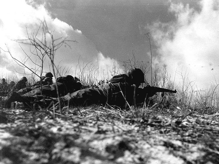 Lính thủy đánh bộ Mỹ tham chiến trong trận hồ Chosin ngày 27/11/1950. Trận hồ Chosin, kéo dài từ ngày 27/11 đến 13/12/1950 giữa Chí nguyện quân Trung Quốc và Quân đội Mỹ-Liên Hợp Quốc, là một trận đánh quyết định trong Chiến tranh Triều Tiên.