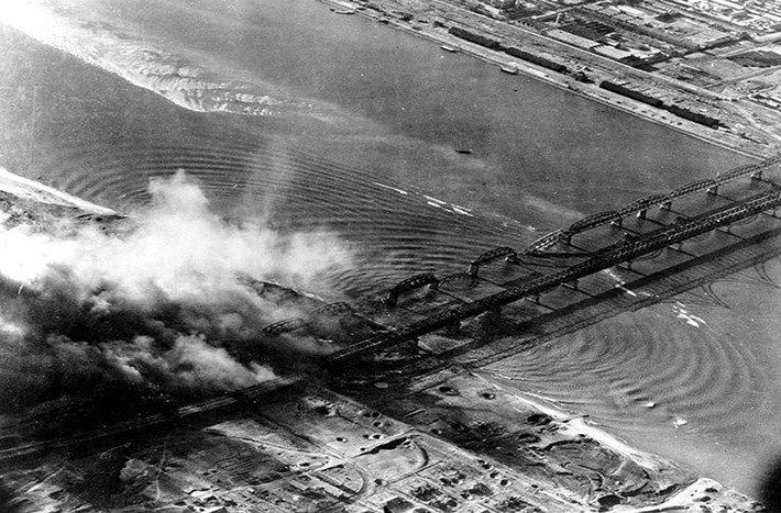 Cây cầu bắc qua sông Yalu bị tấn công hồi tháng 11/1950.