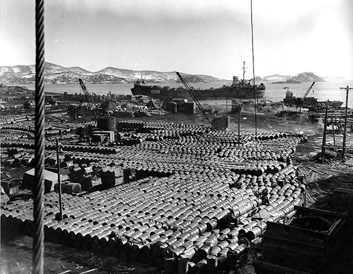 Hàng trăm thùng nhiên liệu được “tập kết” tại bến cảng Hungnam ngày 14/12/1950.