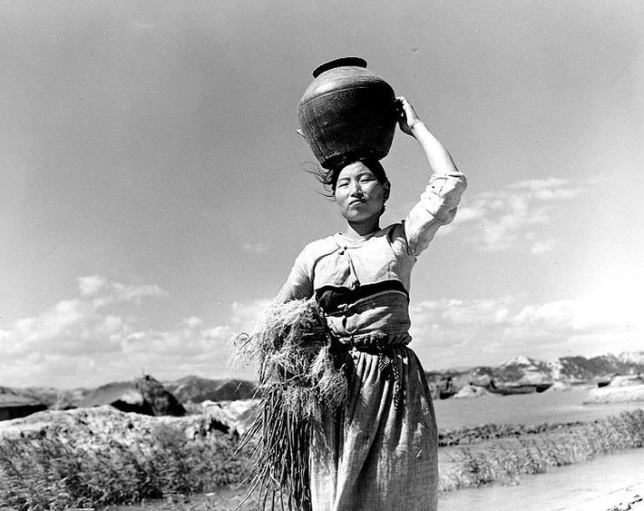 Người phụ nữ Hàn Quốc mang theo đồ đạc khi di tản từ Pohang hồi tháng 8/1950.