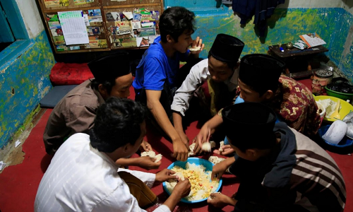 Một nhóm nam sinh cùng nhau ăn sáng trong tháng lễ Ramadan.