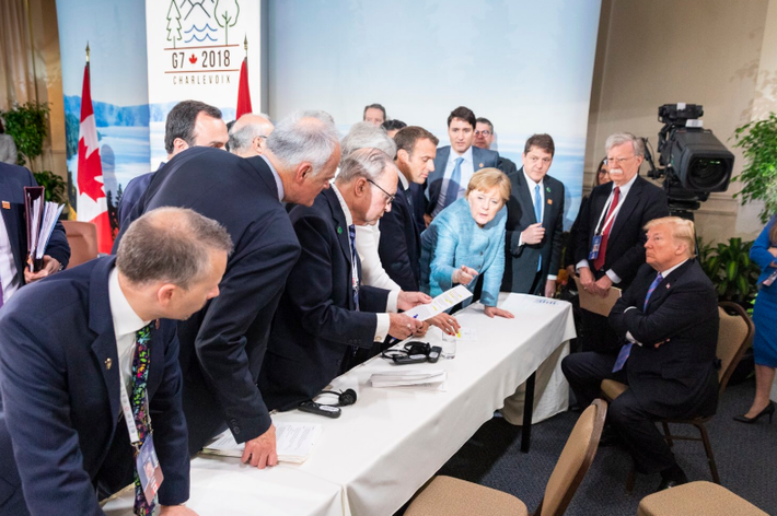 “Tôi có mối quan hệ rất tốt với bà Angela Merkel nhưng truyền thông giả mạo trước đó chỉ đăng những bức ảnh xấu (ý nói sự tức giận) về việc đàm phán một thỏa thuận, nơi tôi đang đòi hỏi những điều mà chưa Tổng thống Mỹ nào dám đòi hỏi”, Tổng thống Trump viết trên Twitter. Ảnh: Twitter.