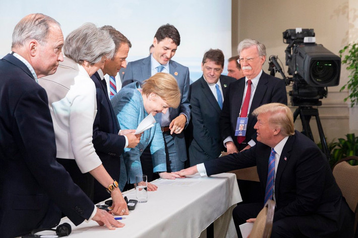 Bức ảnh cho thấy ông Trump cùng Thủ tướng Đức Angela Merkel và các lãnh đạo khác đang tươi cười với nhau. Ảnh: Twitter.