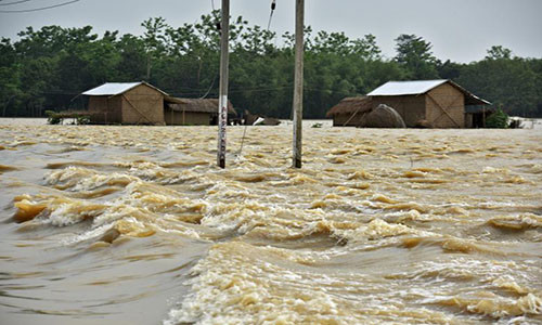 Những ngôi nhà bị nước lũ bủa vây ở huyện Hojai, bang Assam.