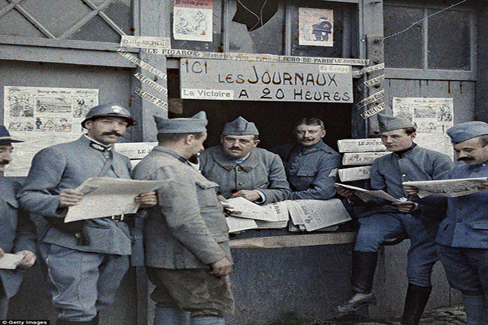 Các binh sĩ Pháp mua báo tại một ki-ốt ở Rexpoede, miền bắc nước Pháp, hồi tháng 9/1917 trong thời kỳ diễn ra cuộc Chiến tranh Thế giới thứ nhất (1914-1917).