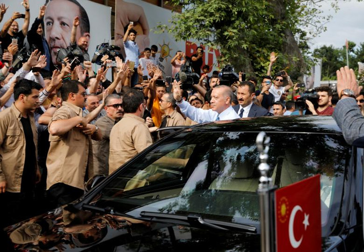 Ngày 24/6, Tổng thống Erdogan tuyên bố giành chiến thắng trong cuộc bầu cử tổng thống và quốc hội tại nước này diễn ra trước đó cùng ngày. Với 98% số phiếu được kiểm, ông Erdogan giành được gần 52,5% số phiếu bầu trong cuộc tổng tuyển cử trước thời hạn này. (Nguồn ảnh: Reuters)
