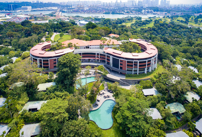 Đảo Sentosa chỉ có một con đường bộ dài khoảng 710 m nối liền với phần lãnh thổ chính của đảo quốc Singapore. Ảnh: Reuters.