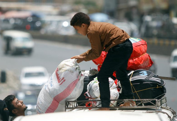 Người dân tháo chạy khỏi Hodeidah dỡ đồ xuống từ trên xe sau khi tới thủ đô Sanaa. Mời độc giả xem thêm video: Yemen chìm sâu trong xung đột (Nguồn: VTC14)