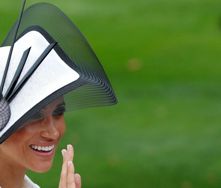 Nữ Công tước xứ Sussex vẫy chào mọi người khi tới trường đua ngựa Ascot ở Ascot ngày 19/6.