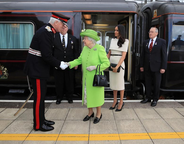 Công nương Markle “tháp tùng” Nữ hoàng Elizabeth II tới Runcorn hôm 14/6.