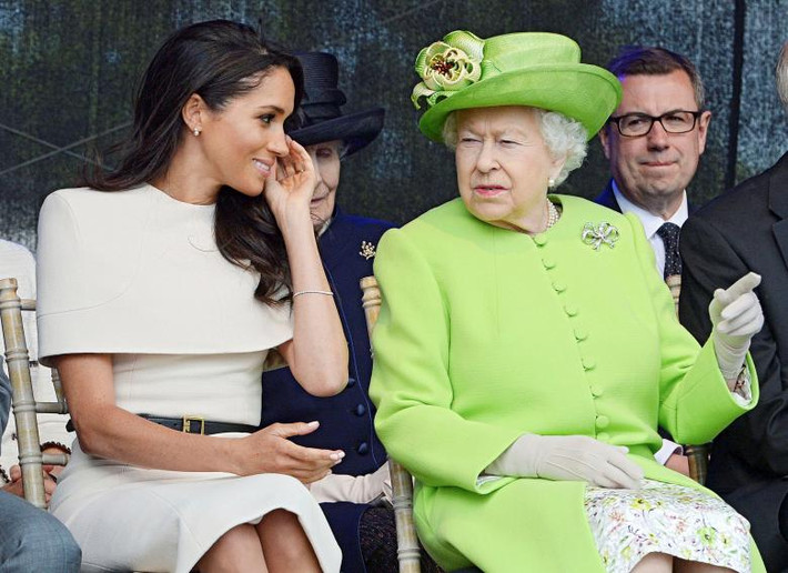 Nữ hoàng Elizabeth II và Công nương Markle tham dự lễ khánh thành cây cầu Mersey Gateway ở Runcorn ngày 14/6.