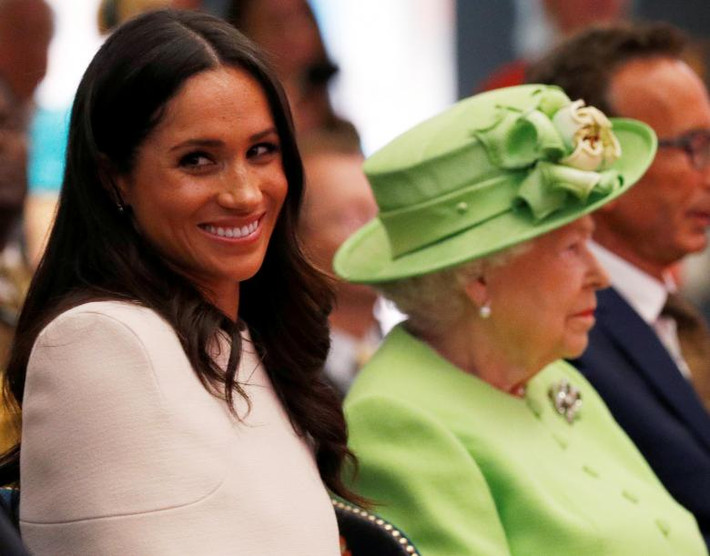 Nụ cười rạng rỡ của Công nương Markle trong chuyến thăm nhà hát Storyhouse ở Chester ngày 14/6.