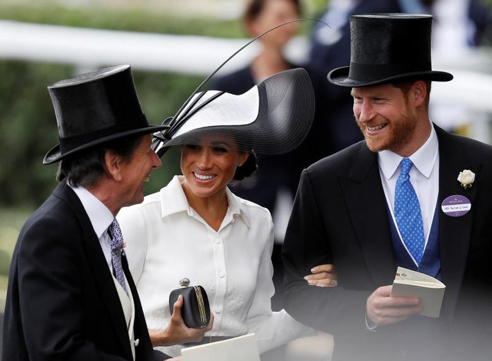 Công nương Markle và Hoàng tử Harry “tay trong tay” tới thăm trường đua Ascot ngày 19/6.