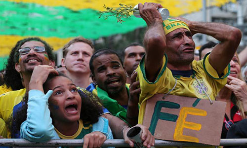 Muôn màu cảm xúc của các cổ động viên Brazil khi theo dõi trận đấu giữa Brazil và Thụy Sĩ.