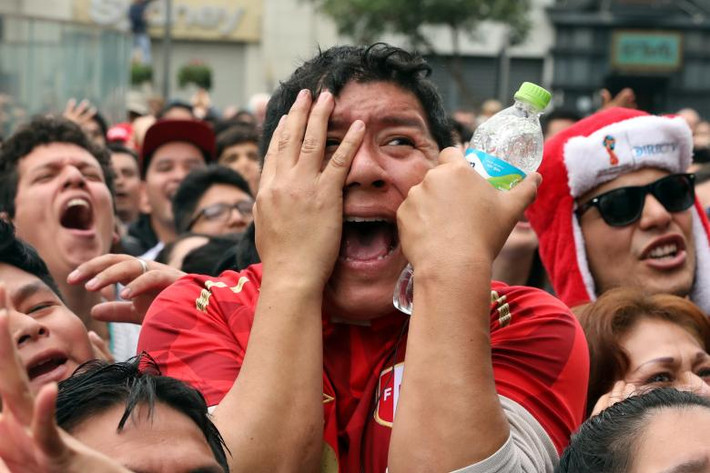 Người hâm mộ đội tuyển Peru đau lòng sau khi Pháp ghi bàn thắng.