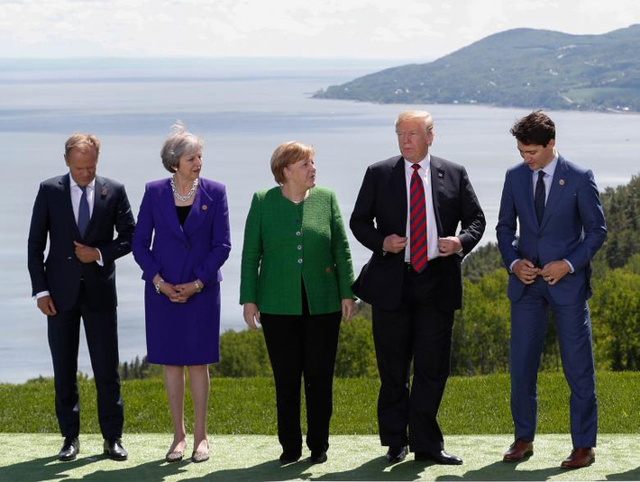 Từ trái sang phải: Chủ tịch Hội đồng Châu Âu Donald Tusk, Thủ tướng Anh Theresa May, Thủ tướng Đức Angela Merkle, Tổng thống Mỹ Donald Trump và Thủ tướng Canada Justin Trudeau đứng chụp ảnh lưu niệm.