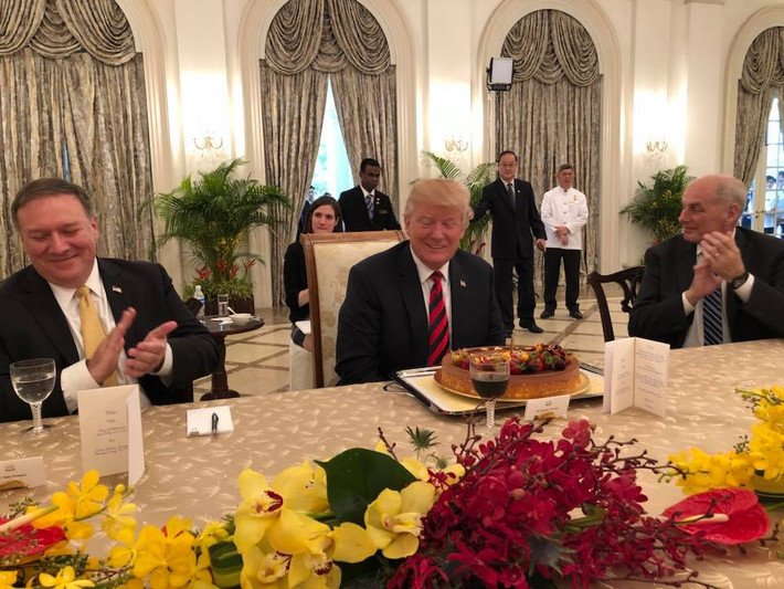 Thông báo của Bộ Ngoại giao Singapore cho biết, Thủ tướng Lý Hiển Long và Tổng thống Trump đã có cuộc thảo luận hiệu quả về những sự phát triển trong khu vực và toàn cầu. Cả hai nhà lãnh đạo khẳng định mối quan hệ tốt đẹp giữa Singapore và Mỹ trên mọi lĩnh vực kinh tế, quốc phòng và an ninh. Ảnh: FB.