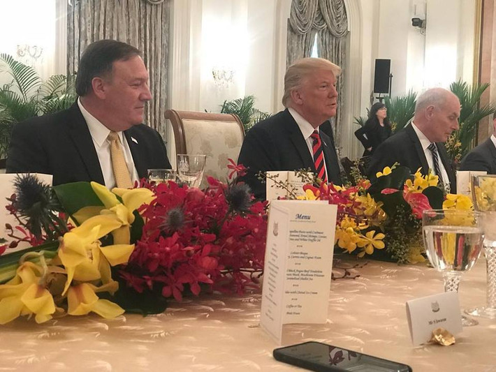 Ngoại trưởng Mỹ Mike Pompeo (trái) ngồi cạnh Tổng thống Trump. Ảnh: FB.