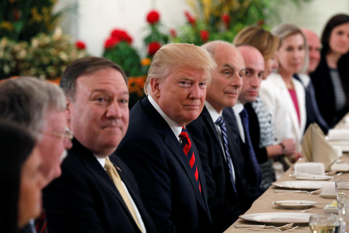 Sau buổi tiệc trưa làm việc, Tổng thống Trump có cuộc hội đàm riêng với Thủ tướng Singapore Lý Hiển Long. Ảnh: ST.