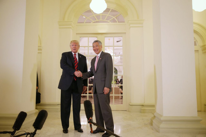 Tổng thống Trump bắt tay Thủ tướng Singapore Lý Hiển Long. Ảnh: ST.