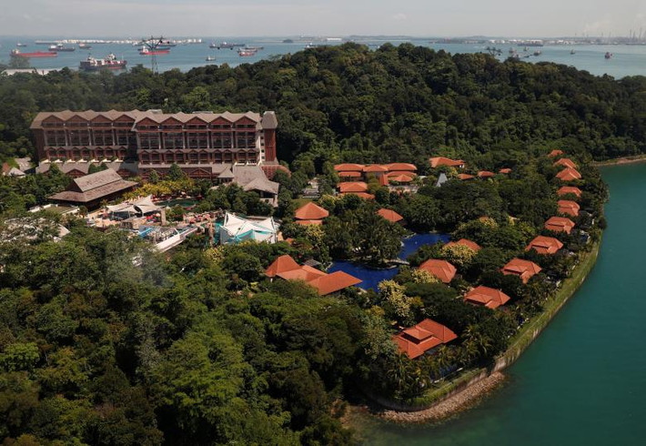 Quang cảnh các khu nghỉ dưỡng trên đảo Sentosa nhìn từ trên cao. Ảnh: Reuters.