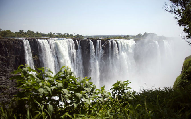 Nhà thám hiểm người Scotland David Livingstone lần đầu tiên phát hiện ra thác nước Victoria ở Zimbabwe năm 1855. Thác nước cao hơn 100 mét giữa khung cảnh thiên nhiên hùng vĩ là một địa điểm hấp dẫn du khách ở Zimbabwe.