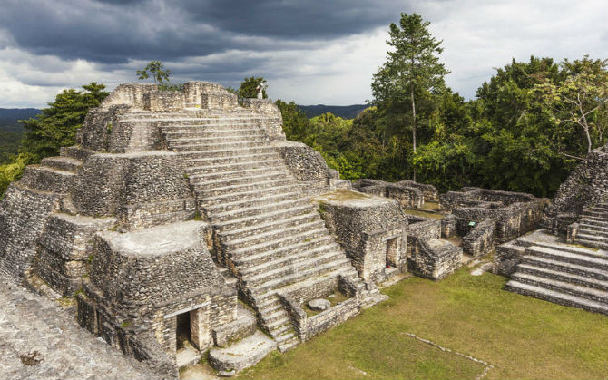 Caracol là khu di tích Maya rộng nhất của Belize, nằm trên cao nguyên Vaca, cách mực nước biển khoảng 500m. Kim tự tháp rộng nhất ở Caracol là Canaa, cao 43m. Đây là công trình nhân tạo cao nhất ở Belize và là một trong những điểm du lịch thu hút khách du lịch.