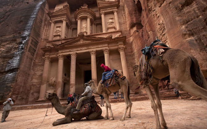 Petra là một khu vực khảo cổ học với rất nhiều bức tượng tạc trên vách đá ở phía tây nam Jordan. Năm 1812, Johann Ludwig Burckhardt - một nhà thám hiểm người Thuỵ Sĩ - đã công bố cho thế giới về khu khảo cổ này. Năm 1985, Petra được UNESCO công nhận là di sản thế giới và được mô tả là "một trong những tài sản văn hóa quý giá nhất của nhân loại".