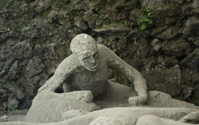 Thành phố Pompeii của Italy và Herculaneum gần như bị phá huỷ và chôn vùi hoàn toàn trong một vụ phun trào hai ngày của núi lửa Vesuvius năm 79 sau Công nguyên. Nơi này đã biến mất trong 1.700 năm trước khi nó được khám phá năm 1748. Pompeii được UNESCO công nhận là di sản thế giới và trở thành một địa điểm du lịch thú vị ở Italy.