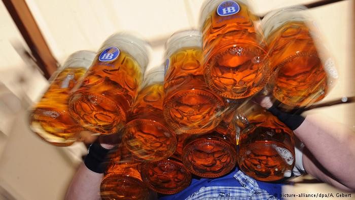 Mặc dù mỗi cốc bia nặng khoảng 2,3 kg nhưng các cô gái vẫn có thể bưng cùng lúc 12 cốc phục vụ cho các thực khách trong lễ hội bia hoành tráng này.