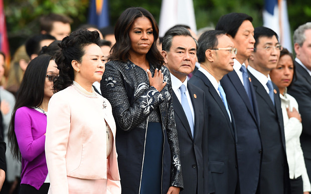 Đệ nhất phu nhân Mỹ Michelle Obama và phu nhân của Chủ tịch Tập Cận Bình, bà Bành Lệ Viện, trong buổi lễ đón tiếp tại Nhà Trắng.