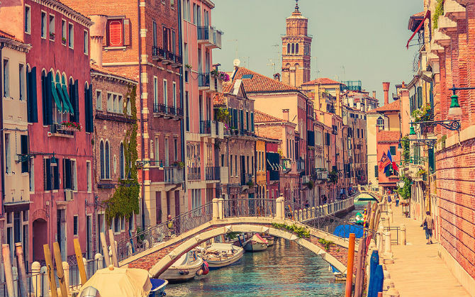 Venice (Italy) là một trong những di sản được biết đến nhiều nhất thế giới. Làn nước trong xanh, cầu cảng tấp nập thuyền bè, những nhà hàng, khách sạn, quán rượu đông đúc là một nét đẹp riêng chỉ có ở Venice. Ngoài ra, Venice còn được biết đến với vẻ đẹp thanh bình, giản dị của những khu phố cổ.