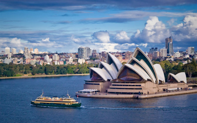 Thành phố Sydney là thành phố lớn nhất, nổi tiếng nhất và lâu đời nhất của nước Australia. Nơi đây nổi tiếng với những bãi biển đẹp và kiến trúc đôi như nhà hát Opera Sydney và Cầu Cảng.