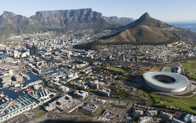 Thành phố Cape Town nổi tiếng với cảng biển lớn nằm bên bờ Đại Tây Dương, đóng một vai trò huyết mạch trong giao thông đường biển quốc tế và những cảnh quan tự nhiên tươi đẹp. Nơi đây là một trong những địa điểm du lịch hấp dẫn nhất tại đất nước Nam Phi.