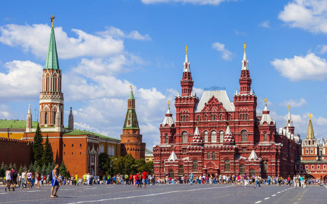 Moscow (Nga) được mệnh danh là thành phố của văn hóa và lịch sử. Cung điện Kremlin, Quảng trường Đỏ là những địa điểm nổi tiếng ở Moscow.