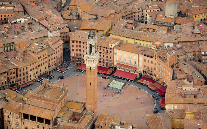 Thành phố Siena, Italy cuốn hút du khách với những cảnh quan trung cổ, nét ẩm thực phong phú, các viện bảo tàng. Trung tâm lịch sử của Siena đã được UNESCO công nhân là di sản thế giới.