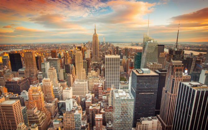 Thành phố New York của Mỹ là nơi có nhiều tòa nhà nằm trong số những tòa nhà cao nhất trên thế giới, trong đó có Tòa nhà Empire State và tháp Trung tâm Thương mại Một Thế giới.