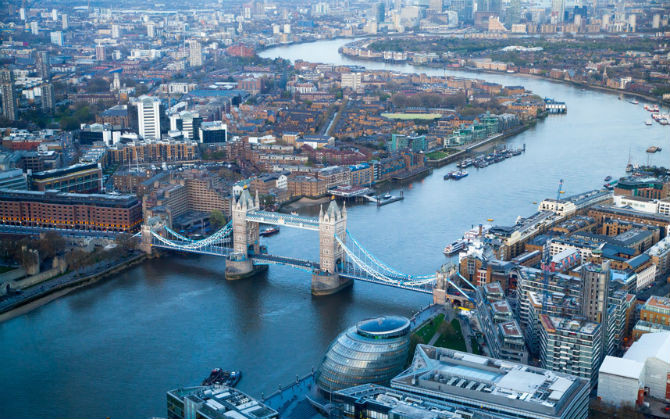 London (Anh) được xem là một trong những thành phố du lịch hấp dẫn nhất trên thế giới với các công trình kiến trúc kỳ vĩ, cùng những câu chuyện lịch sử huyền ảo, các nền văn hóa đặc sắc trên thế giới. Tháp đồng hồ Big Ben là địa điểm không thể bỏ qua khi bạn có dịp đến London.