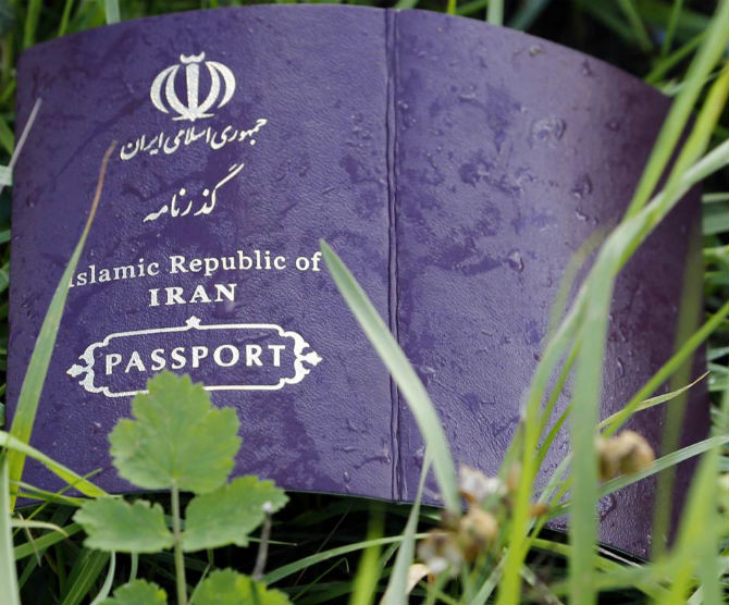 Hộ chiếu của một công dân Iran bị bỏ lại trên cánh đồng tại khu lều trại New Jungle.
