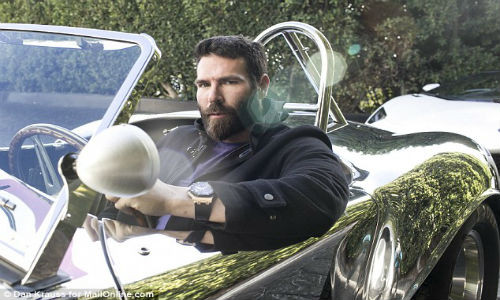 Daily Mail đưa tin, triệu phú Dan Bilzerian, 34 tuổi, đã đăng những bức ảnh khoe của trên Instagram. Tài khoản của anh vốn có tới 12,2 triệu người theo dõi.
